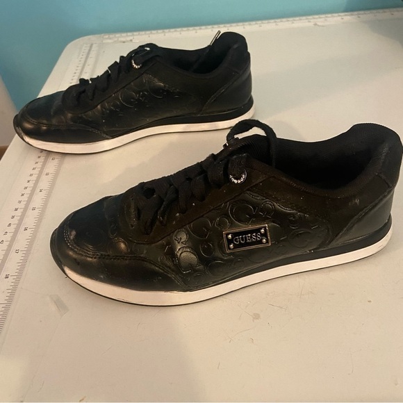 Guess  women’s black runners‎ in size 7.5 - Picture 5 of 12